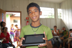 Novos aparelhos promovem a inclusão digital em escolas estaduais das comunidades quilombolas de Adrianópolis e Palmas.