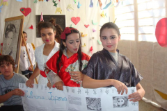 Alunas a caráter expondo materiais da cultura japonesa.