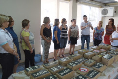 As escolas atendidas pelo Núcleo Regional de Educação de Cianorte começaram a receber no início dessa semana as placas de segurança que serão fixadas em todas as instituições de ensino para facilitar a organização do ambiente e auxiliar o trabalho dos brigadistas escolares em casos de emergência.