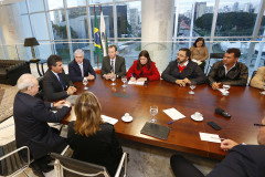 Governador Beto Richa, acompanhado pelo, Secretário da Educação, Paulo Schmidt, Secretária de Administração e Previdência, Dinorah Nogara, Secretário Chefe de Gabinete, Deonilson Roldo, Secretário de Finanças, Luiz Eduardo Sebastiani, Deputados, Professor Lemos, Valdir Rossoni e Ademar Traiano, recebe para reunião no Gabinete do Palácio Iguaçu a Diretoria do APP-Sindicato.Curitiba, 28/04/2014.