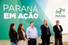 Diretores das escolas estaduais da região de Pitanga estiveram nesta terça-feira (6) no Palácio Iguaçu para discutir investimentos e os desafios da educação. Os 48 gestores foram recebidos pelo vice-governador, Flávio Arns, e pelo secretário da Educação Paulo Schmidt.