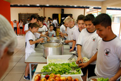 Junto com as 3,2 mil toneladas de alimentos, a equipe de nutricionistas da Secretaria da Educação encaminhará sugestões de cardápio. Colégio Estadual Rocha Pombo, em Capanema. 13-05-14.