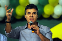 Governador Beto Richa, acompanhado pelo prefeito Alvaro Felipe Valério, deputados Valdir Rossoni, Ademar Traiano, Nereu Moura e demais autoridades, assina autorização de construção da Escola Estadual Terezinha R. da Rocha.
Clevelândia, 15/05/2014