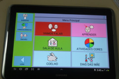Escola de Cascavel implantou projeto Comunicação Alternativa, com uso de tablets e de software para trabalhar comunicação.