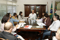 Junto com outras instituições serão estudados a dobra de padrão para professores com cargo de 20 horas e Educação Especial. 