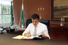 Na mesma mensagem, o governador Beto Richa assegura que nenhum servidor com carga horária de 40 horas semanais receberá menos que o piso regional do Paraná.