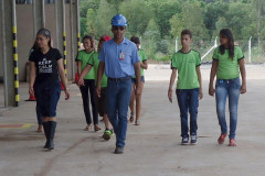 Alunos do ensino médio de Tuneiras do Oeste visitaram a usina Santa Terezinha, unidade de Tapejara, que produz álcool e açúcar.