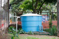 Colégio Estadual Amâncio Moro, em Corbelia, caixa d'água para captação da água de chuva. 27-05-14.