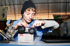 Os cursos técnicos oferecidos pelo Governo do Estado, além de preparar e qualificar os jovens para o mundo do trabalho tem despertado jovens talentos científicos. O aluno Guilherme Biazi Sabin, 15 anos, do 2º ano do curso de eletrônica no Centro Estadual de Educação Profissional Pedro Boaretto Neto, em Cascavel, desenvolveu o robô S1-T1, um carrinho guiado por sensores comandados por computador. 28-05-14. 