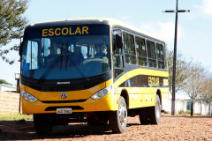 O novo ônibus usado pela Associação de Pais e Amigos dos Excepcionais (Apae) de Campo Bonito, município do Oeste, transporta com mais segurança os alunos e produz economia para a escola. Por mês R$ 700,00 deixaram de ser gasto com combustível depois que o Governo do Estado entregou no início desse ano um micro-ônibus adaptado e a escola passou a fazer apenas uma única viagem para transportar diariamente os 52 alunos de casa para a escola.