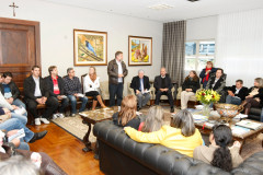 de Laranjeiras do Sul, região Centro-Sul do Paraná, conheceram o Palácio Iguaçu e a Assembleia Legislativa do Paraná na manhã desta terça-feira (3). O grupo formado por 28 diretores foi recebido pelo governador Beto Richa, pelo vice-governador Flávio Arns, pelo secretário da Educação, Paulo Schmidt, e pelo presidente da Assembleia, deputado Valdir Rossoni.. 03-06-14.