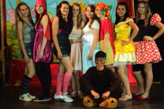 Alunos do curso de Formação de Docentes encenam peças teatrais e musicais infantis para mais de mil alunos da educação infantil e ensino fundamental. 