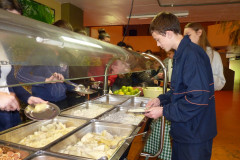 Parece um restaurante, mas é a merenda escolar do Colégio Estadual Presidente Castelo Branco, de Toledo, que agora é servida num buffet térmico. A novidade é fruto de uma parceria firmada entre o Núcleo Regional de Educação de Toledo e a Associação de Pais, Mestres e Funcionários (APMF) do colégio. 