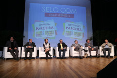 A Secretaria de Estado da Educação recebeu nessa quarta-feira (4) oito selos comemorativos por ter alcançado metas do milênio estabelecidas pela Organização das Nações Unidas (ONU). O prêmio é o resultado do trabalho desenvolvido na Vila da Cidadania, em Piraquara, na Região Metropolitana de Curitiba, com crianças e jovens em vulnerabilidade social. A premiação foi feita na Federação das Indústrias do Paraná (Fiep), em Curitiba.