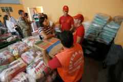 As doações podem ser entregues em todos os órgãos do Governo do Estado, prefeituras, delegacias de polícia, unidades da Polícia Militar e do Corpo de Bombeiros de qualquer cidade do Paraná. Em Curitiba, as doações também podem ser levadas nas sedes do Provopar, que ficam na Rua Hermes Fontes, 315, no bairro Batel, e na Rua Sergipe, 1.712, no bairro Vila Guaíra.