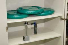 Os móveis e equipamentos usados pelos alunos nas escolas estaduais do Paraná passam por testes e análises antes de serem comprados pela Secretaria de Estado da Educação. Uma parceria entre o Instituto de Tecnologia do Paraná (Tecpar) e a Secretaria garante a qualidade dos móveis novos que chegam as 2,5 mil escolas estaduais e conveniadas do Paraná. 11-05-14.  