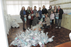 Comunidade escolar se mobiliza para ajudar vítimas das enchentes no Paraná. O principal apoio vem do Núcleo de União onde a campanha foi divulgada nas redes sociais, rádio local e outras mídias.