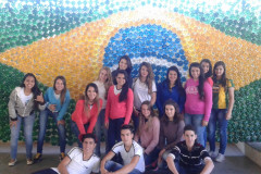 Professores do Centro de Línguas Estrangeiras Modernas (Celem) da rede estadual de ensino estão aproveitando a Copa do Mundo para o aprendizado dos alunos. A professora Lais Moreno do Colégio Estadual João Marques da Silveira, em Quatigá, abordou a cultura dos países latino-americanos participantes do mundial e aspectos sociais referentes aos jogos. No colégio, os alunos fizeram uma bandeira do Brasil com garrafas PET. 