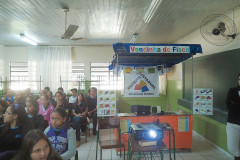 Para contribuir com a formação de alunos mais críticos, a Escola Estadual Jardim Cruzeiro, em Umuarama, promoveu em neste mês uma palestra sobre educação fiscal, com a presença da auditora da Receita Estadual Valéria Galdeano. Participaram cerca de 50 alunos e professores. A ação faz parte do trabalho final de curso desenvolvido pela diretora da escola, Valdelice Bento Fontes.