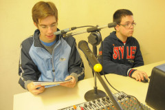 Estudantes criam conteúdo para web rádio e televisão online e também transformam o lixo eletrônico doado pela comunidade em recurso didático.