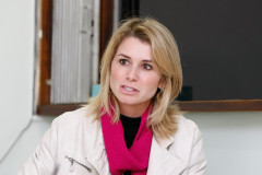 CEEBJA Paulo Freire, alunos fazem prova online, na foto a vice-diretora Virginia Oliviera. 30-07-14.