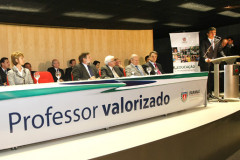 Governador Beto Richa durante assinatura que estabelece reajuste salarial de 5,91% para professores da rede estadual de ensino. Professores da rede estadual de ensino receberam nesta segunda-feira (31), salários com inclusão de 2,83 %. Em setembro, já havia sido efetuado inclusão de mais 3% retroativo a julho. 