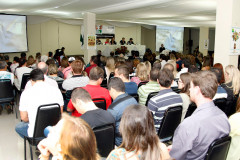 Cerca de 400 pessoas participam nesta semana, em Foz do Iguaçu, do 2º Seminário Estadual de Educação no Sistema Prisional do Paraná. O objetivo é o aprimoramento dos profissionais que atuam com escolarização e qualificação profissional dos presos. 11-08-14.