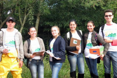 Uma vez por mês, os alunos do 1° e 2° anos do ensino médio do Colégio Estadual Duque de Caxias, em Tuneiras do Oeste, no Noroeste do Estado, realizam testes químicos e físicos com amostras de águas coletadas das nascentes dos mananciais da Reserva Biológica das Perobas, a segunda maior do Paraná. No final do ano, um relatório será apresentado para a comunidade sobre os cuidados com as nascentes e solo da região. 
 