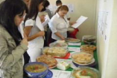 Profissionais da merenda escolar se reúnem para participar de concurso em Goioerê. Valor nutricional, sabor e criatividade foram requisitos analisados.