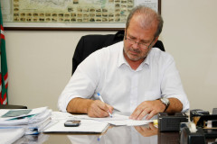 A Secretaria de Estado da Educação prorrogou, de 24 para 29 de outubro, o prazo de inscrições dos candidatos às eleições de diretores das escolas estaduais do Paraná. A alteração atende a solicitações de alguns Núcleos Regionais de Educação e também pedidos feitos por contato telefônico com a Seed. Na foto, o secretário da Educação Paulo Schmidt