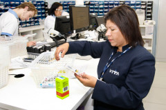 Aluna do Curso Técnico em Farmácia, Edilaine de Jesus, do Colégio Estadual São Pedro Apóstolo, trabalha no Hospital Vita como auxiliar de farmácia. 24-10-14.