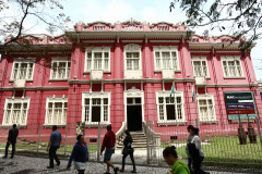 Expediente será normal nas escolas estaduais. Governo comemora o Dia do Servidor Público, que neste ano caiu em uma quarta-feira.