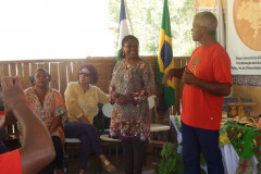 As escolas quilombolas do Paraná irão trabalhar com uma matriz curricular pedagógica específica para atender a realidade das comunidades remanescentes de Quilombo no Estado. A nova diretriz será implantada nas 43 unidades estaduais e municipais que atendem alunos das comunidades quilombolas, garantindo a essa população acesso a uma educação de qualidade e que valoriza a sua cultura.