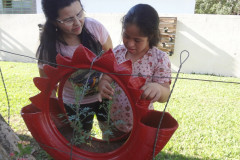 Plantas aromáticas e pista tátil oferecem novas experiências aos alunos especiais de escola em Tapejara, Noroeste do Paraná.