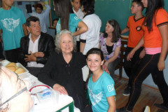 Alunos da Escola Estadual Prefeito Djalma Johnsson, de Colombo, na Região Metropolitana de Curitiba, fizeram na manhã desta quinta-feira (13) uma homenagem aos idosos da comunidade. A ação é de um projeto interdisciplinar de resgate da memória histórica e reconhecimento do idoso como agente importante para a formação da sociedade. Participaram 65 alunos do 9º ano.