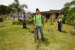 Ter o próprio negócio e trabalhar com o que gosta sempre foi o desejo do estudante Luan Coradin, 18 anos. No 4° e último ano do curso técnico em Paisagismo do Centro Estadual de Educação Profissional Newton Freire Maia, em Pinhais, Região Metropolitana de Curitiba, o jovem empreendedor resolveu, em 2011, abrir a própria empresa, motivado pelo curso que havia começado. 11-11-14.