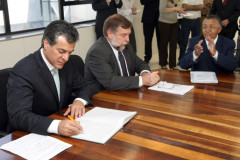 O governador Beto Richa e o vice-governador e secretário de Educação Flávio Arns dão posse a cinco membros do Conselho Estadual de Educação do Paraná, nesta segunda-feira (7), no Palácio das Araucárias.