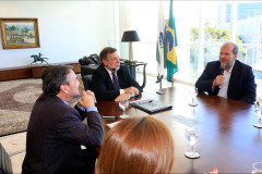 O governador em exercício, Flávio Arns, e o secretário da Educação Paulo Schmidt lançaram nesta segunda-feira (17), no Palácio Iguaçu, em Curitiba, o Sistema Integrado da Rede de Proteção para combate ao abandono escolar. Desenvolvido pela Secretaria da Educação em parceria com a Celepar, o sistema informatizado será utilizado por professores e pedagogos para o registro de alunos em situações caracterizadas como evasão escolar.
Curitiba, 17-11-14.