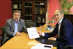 O governador em exercício, Flávio Arns, entregou ao prefeito de Curitiba, Gustavo Fruet, uma proposta para a restauração dos prédios de sete escolas