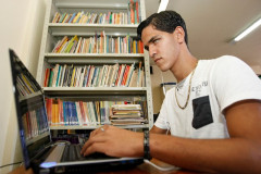 Tiago da Silva, 19 anos, que frequenta a EJA, participa doprojeto piloto para uso dessa ferramenta que poderá ser estendida para todo estado. O exame é aplicado por meio da internet e com o auxílio de softwares leitores de tela com a tecnologia NVDA (Acesso Não Visual ao Computador), um software livre. Além da inclusão, é um avanço que garante à Secretaria da Educação um conhecimento a mais no atendimento aos alunos cegos ou com baixa visão.