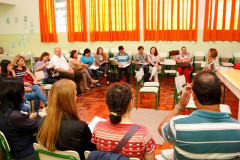 A Secretaria de Estado da Educação encerrou o Curso para Conselheiros Escolares nessa segunda-feira (24), no Colégio Estadual Lysimaco Ferreira da Costa, em Curitiba. O evento contou com cerca de 40 pessoas que participaram das duas últimas turmas do curso na regional de educação de Curitiba. Em todo Paraná, o curso contou com mais de 2,7 mil inscritos.