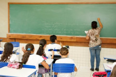 Professores e funcionários da rede estadual de educação recebem nos vencimentos deste mês de novembro a terceira parcela das progressões e promoções acumuladas de 2013.