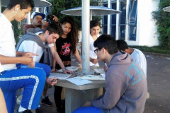 Colégios da rede estadual do Paraná têm apostado em informação e diálogo e, também, em uma relação de confiança com os alunos para diminuir os índices de violência e conscientizar os estudantes sobre problemas atuais enfrentados pela sociedade. 