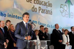 O governador Beto Richa participa da comemoração do Jubileu de Ouro do Conselho Estadual de Educação. Presentes na solenidade: pres. dos Conselhos Nacional e estadual de Educação, Gilberto Garcia e Oscar Alves, vice-governador Flavio Arns, secretário de Educação, Paulo Schimidt, entre outros.