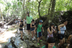 Mais de cem estudantes foram a Pirapozinho, interior de São Paulo, para realizar caminhada ecológica e atividades recreativas. 