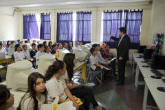 Alunos e professores de colégios estaduais participam da Semana Original, evento de combate à pirataria que acontece de 9 a 12 de dezembro, em Curitiba. A ação é promovida pelo Sindicato Nacional dos Analistas Tributários da Receita Federal (Sindireceita) e o Instituto Brasileiro de Ética Concorrencial para sensibilizar a sociedade quanto à valorização de produtos originais, combate ao contrabando e pirataria, além da importância dos tributos.