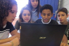 No Colégio Estadual Dario Vellozo, em Toledo, alunos de 6º e 7º anos produzem materiais em espanhol: o Dario em tiritas, um gibi que retrata assuntos cotidianos, e o Periódico en Español, um jornal que aborda ações da escola, cultura e sociedade. A atividade faz parte das aulas de Língua Estrangeira ministrada pela professora Eide Reati do Prado e conta com o apoio da professora de arrte Rose Bucalão. A iniciativa foi destaque na revista especializada Nova Escola, de circulação nacional.