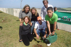 Alunos do Colégio Estadual Carmelina Ferreira Pedroso, em Arapoti, fecharam o ano letivo de 2014 com uma grande conquista, o 1º lugar nacional e o 20º lugar mundial em um concurso internacional de plantio de árvores promovido pela Eno Tree Planting Day. Ao todo, foram 3.741 mudas de diferentes espécies de árvores plantadas no município. 