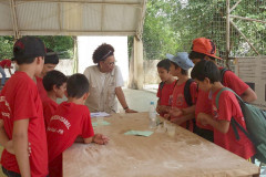 Uma parceria do Departamento de Estradas de Rodagem do Paraná (DER-PR) e escolas estaduais está ensinando os alunos a importância de preservar áreas históricas e sítios arqueológicos. As primeiras ações foram feitas em escolas de Cerro Azul e Doutor Ulysses, na Região Metropolitana de Curitiba, onde o DER-PR está fazendo obras de recuperação de rodovias (PR-092) e estuda a ampliação da capacidade desta mesma estrada.