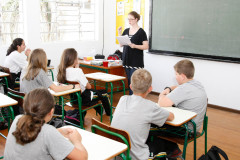 Colégio Estadual do Campo Fritz Kliewer na Colônia Witmarsum, em Palmeiras, onde os alunos tem aula de alemão. Na foto a professora Annele Pauls Penner. 03-12-14.  